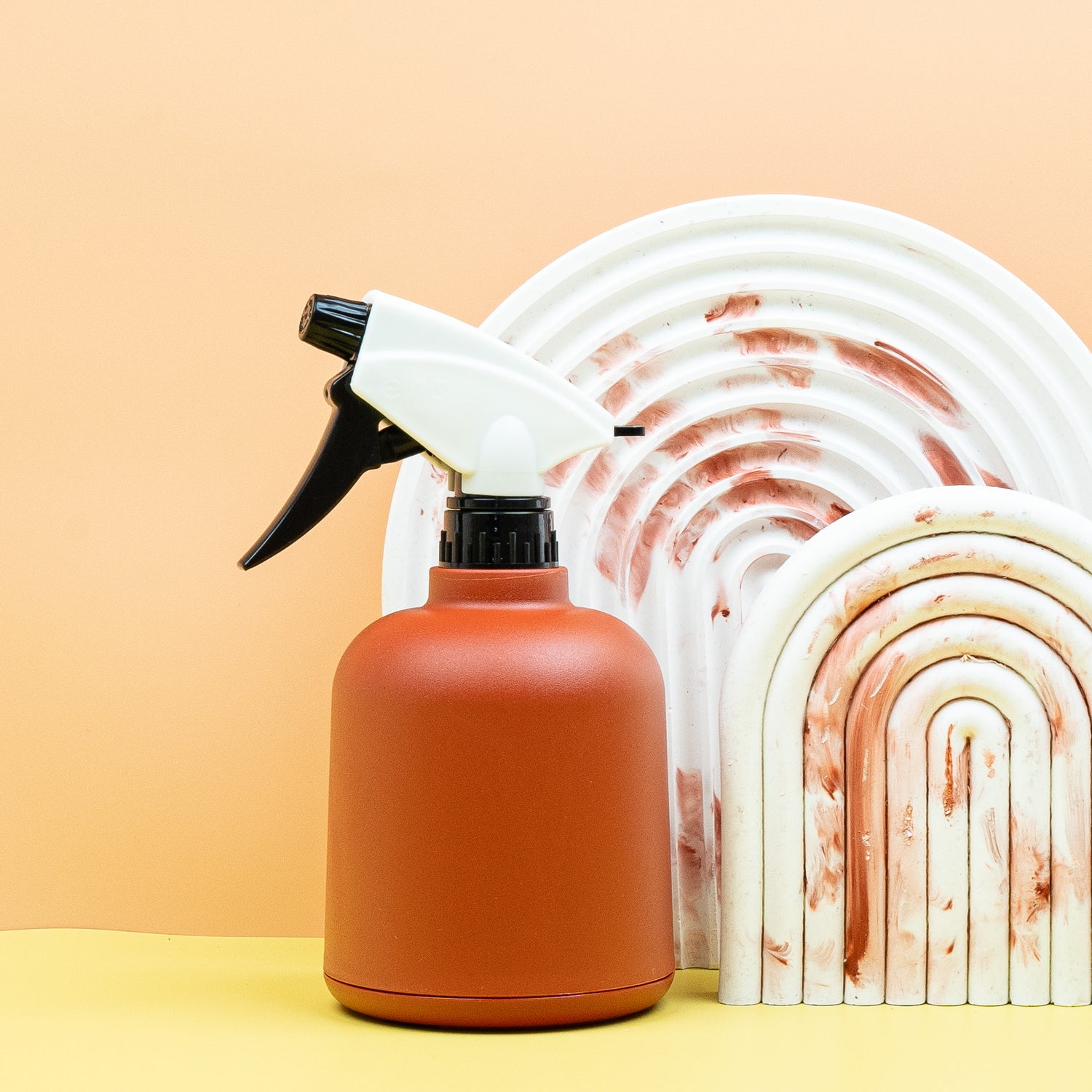 Sprühflasche Pflanzen - Minimalistische Sprühflaschen für Pflanzen in schlichtem Design auf einem Regal